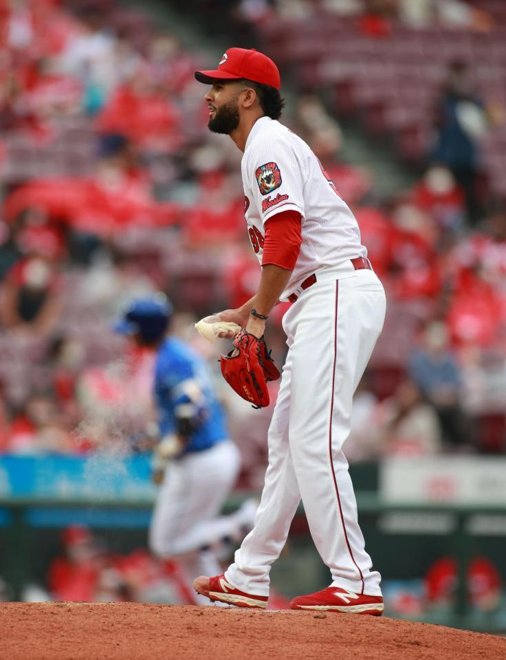 ７回表ＤｅＮＡ１死１、２塁、ソトに逆転３ランを浴び、マウンドで呆然とするコルニエル（撮影・坂部計介）