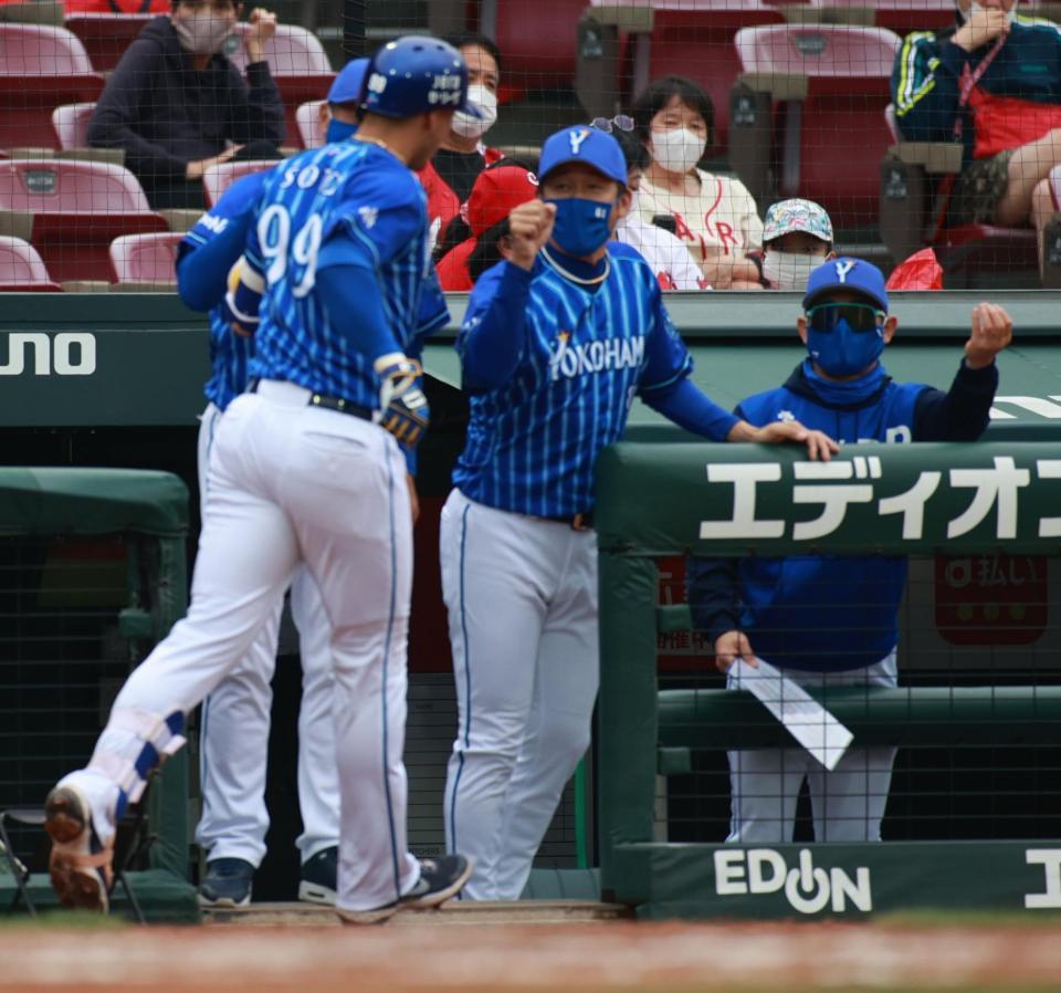 ７回表ＤｅＮＡ１死、逆転３ランのソトを迎える三浦監督（撮影・坂部計介）