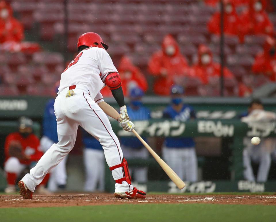 　８回、西川は低めの球を左前に運び同点打とする（撮影・坂部計介）