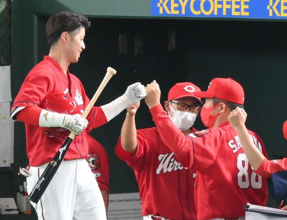 　５回、宇草（左）を迎える佐々岡監督（撮影・堀内翔）