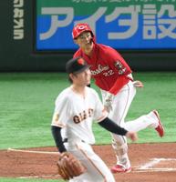 　６回、中村奨が２点適時左前打を放つ（撮影・堀内翔）