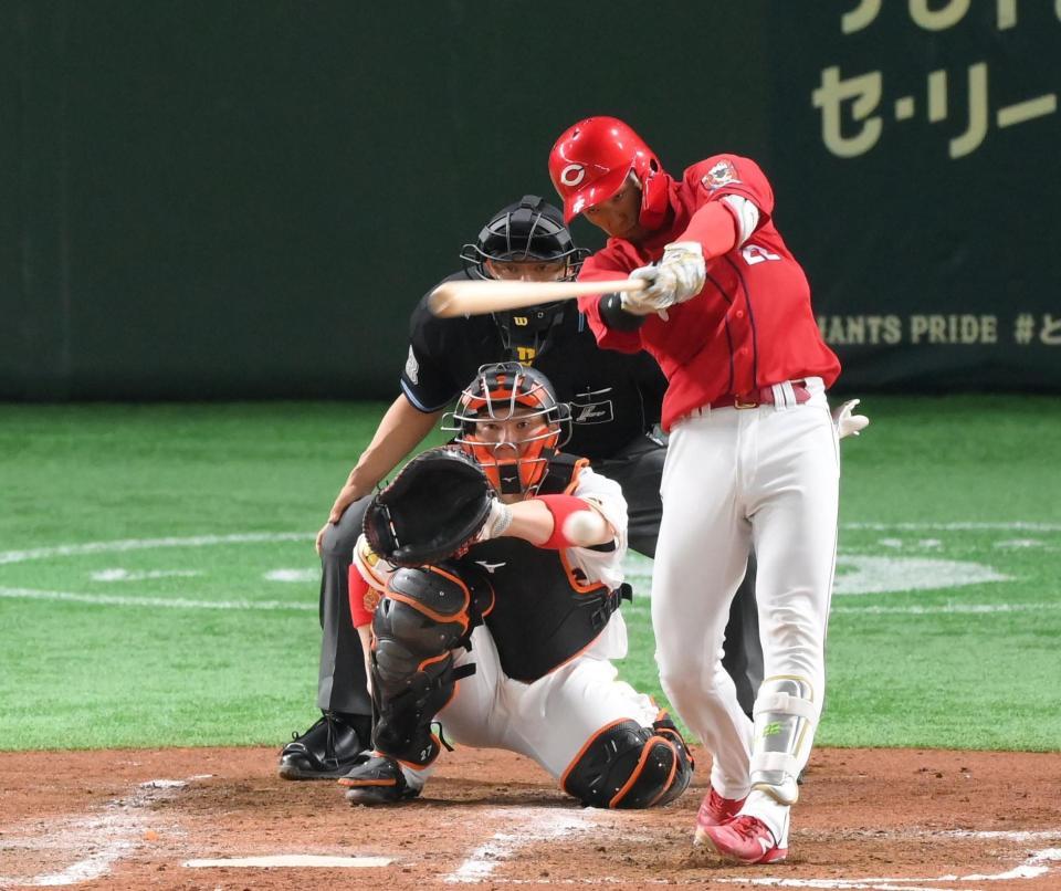 　５回、中村奨が左前打を放つ（撮影・堀内翔）