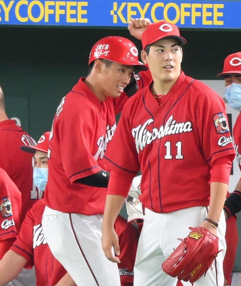 　５回、生還して迎えられる中村奨（左）。右は九里（撮影・堀内翔）