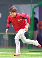 ダッシュを繰り返して汗を流す広島・森下暢仁＝マツダスタジアム（撮影・立川洋一郎）