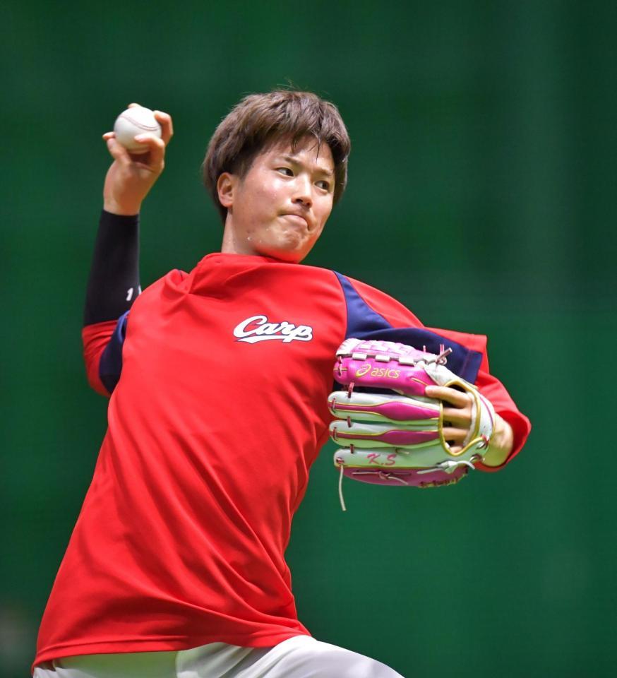 登板に備えて入念に投球練習をする森下（撮影・立川洋一郎）