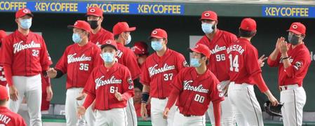 １８日の試合で、マスクを着けて試合に臨む広島ナイン　