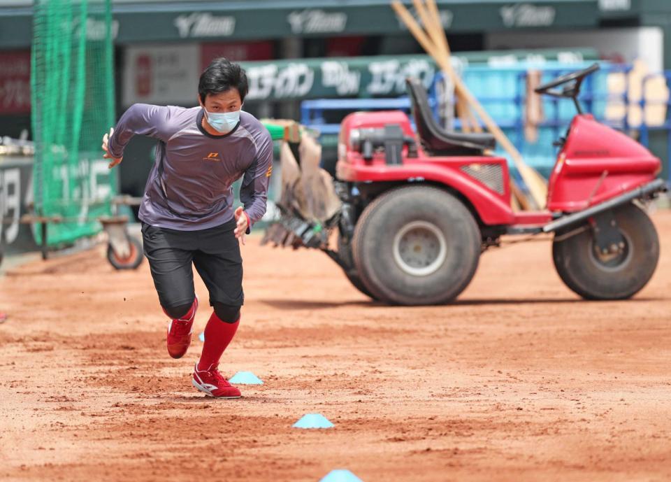 　マスク姿でダッシュする栗林（球団提供）