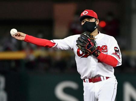 マスクを着用してプレーする広島・田中広＝マツダ