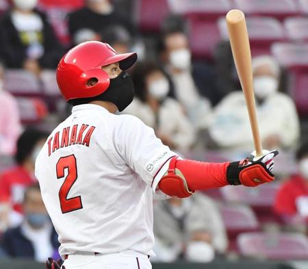 マスクを着用してプレーする広島・田中広＝マツダ