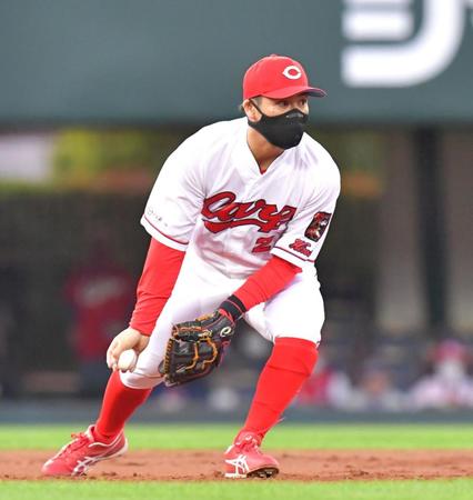 ３回、西武・スパンジェンバーグの打球を処理し、二塁へ送球するマスク姿の広島の遊撃手・田中広＝マツダスタジアム（撮影・立川洋一郎）