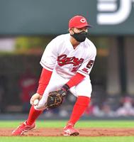 ３回、西武・スパンジェンバーグの打球を処理し、二塁へ送球するマスク姿の広島の遊撃手・田中広＝マツダスタジアム（撮影・立川洋一郎）