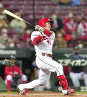 　７回、同点となる右犠飛を放つ坂倉