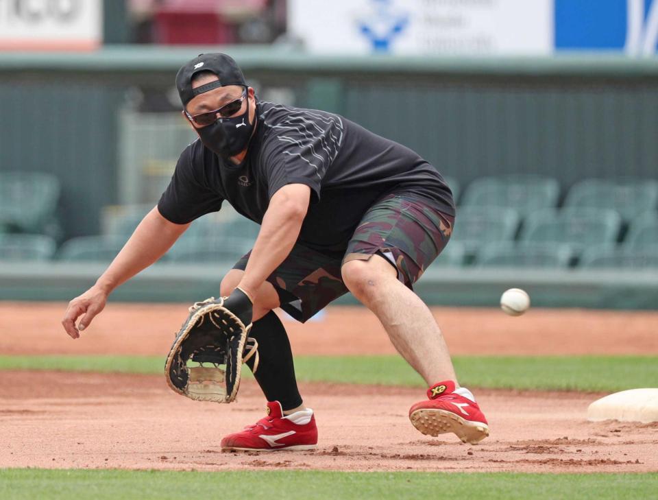 　ノックを受ける松山（球団提供）