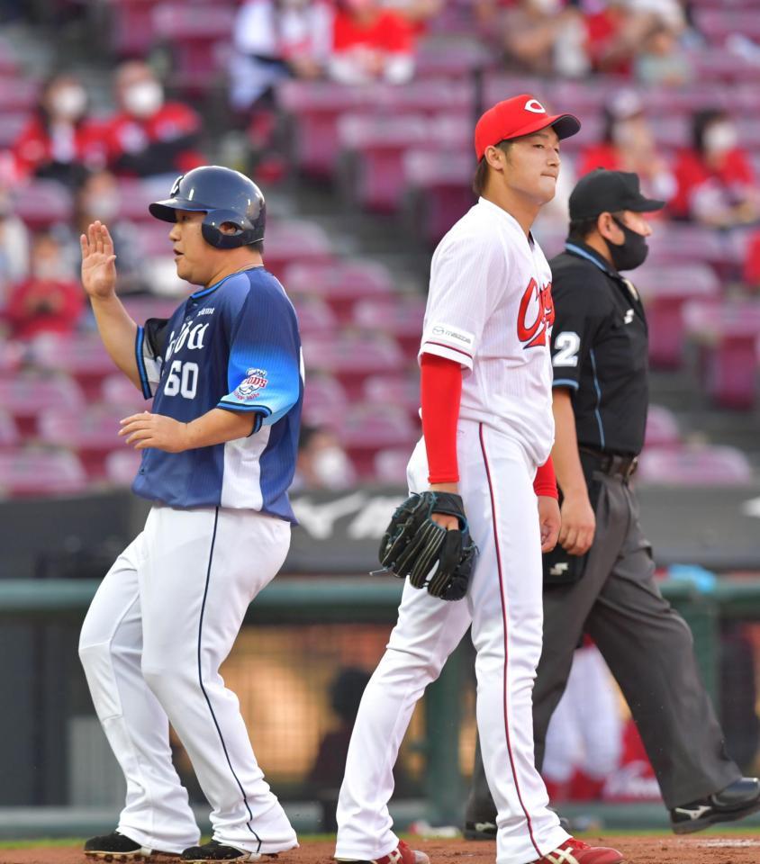 １回、西武・山川に先制の２点適時二塁打を打たれた広島・床田。左は生還する二走の西武・中村＝マツダスタジアム（撮影・立川洋一郎）