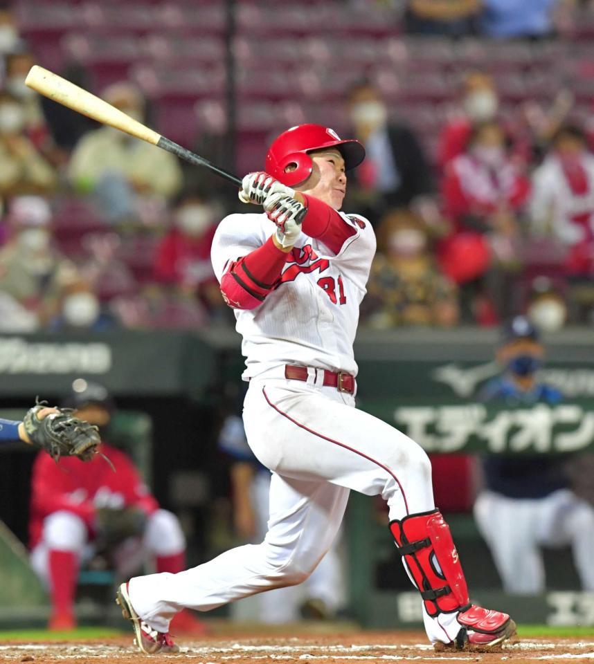 　７回、同点となる右犠飛を放つ坂倉