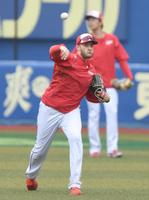 　外野でキャッチボールを行うネバラスカス（撮影・開出牧）