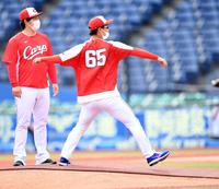 　試合前、マウンドの感触を確かめる玉村（右）＝撮影・開出牧