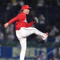 　マウンドで躍動しロッテ打線を封じる栗林（撮影・開出牧）