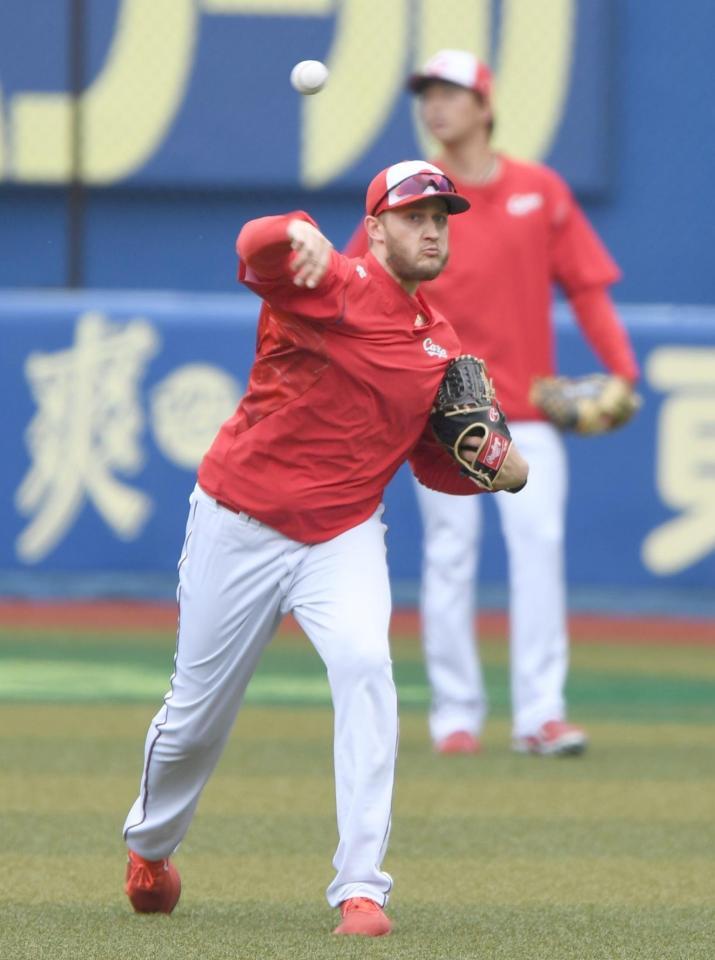 　外野でキャッチボールを行うネバラスカス（撮影・開出牧）