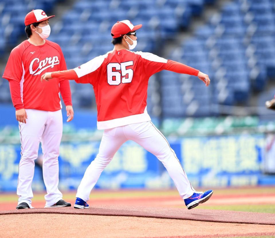 　試合前、マウンドの感触を確かめる玉村（右）＝撮影・開出牧