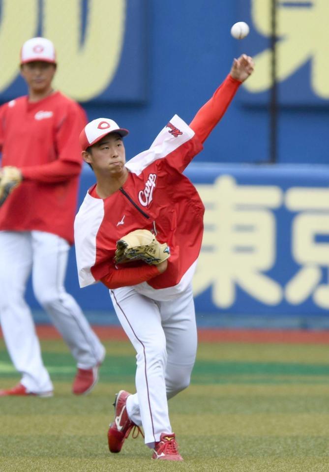 　外野でキャッチボールを行う玉村（撮影・開出牧）