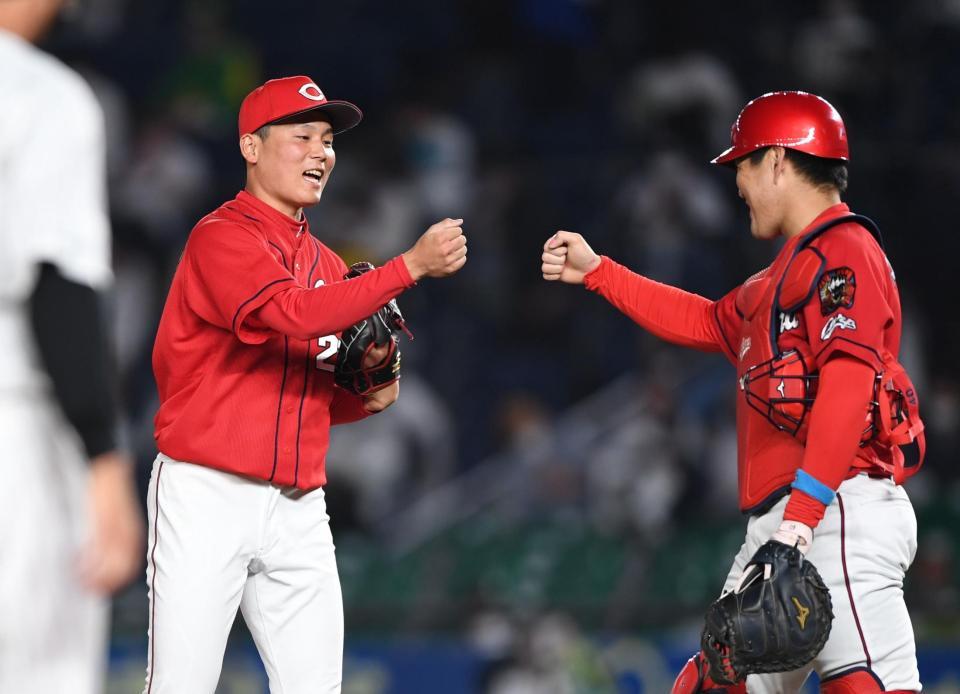 　最終回をピシャリと抑えて磯村（右）とグータッチを交わす栗林（撮影・開出牧）