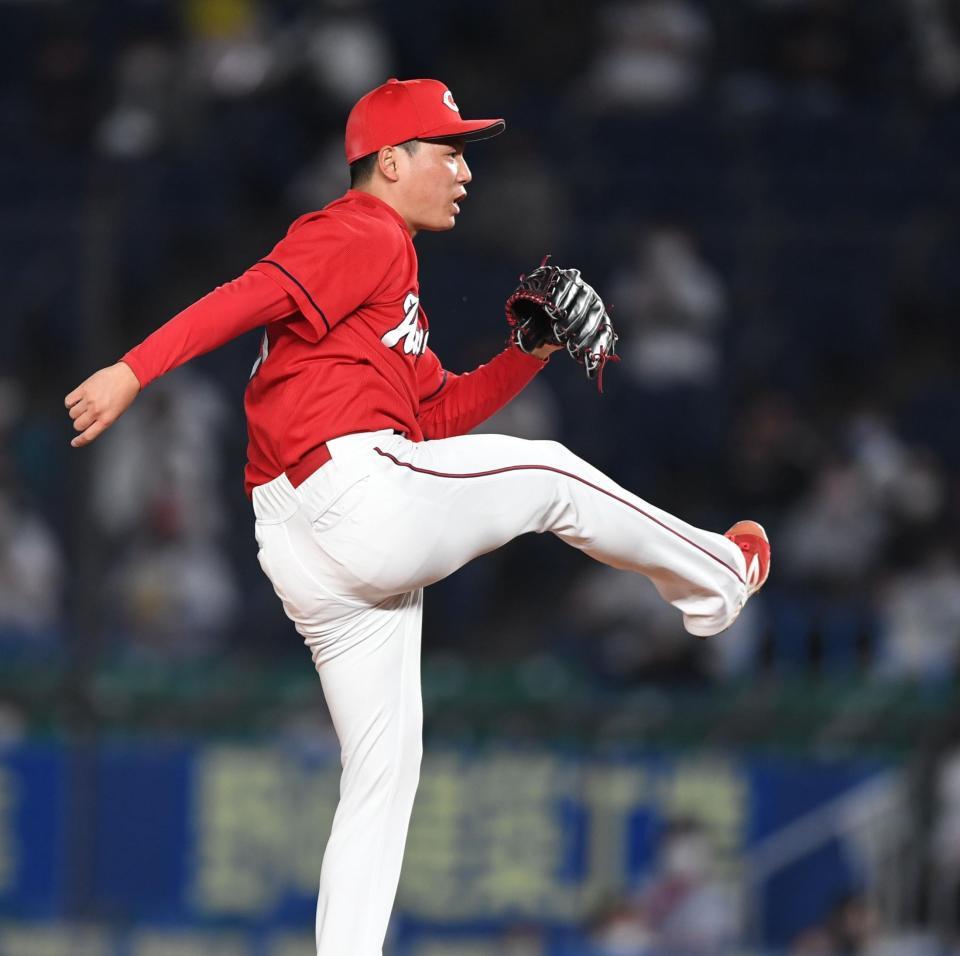 　マウンドで躍動しロッテ打線を封じる栗林（撮影・開出牧）