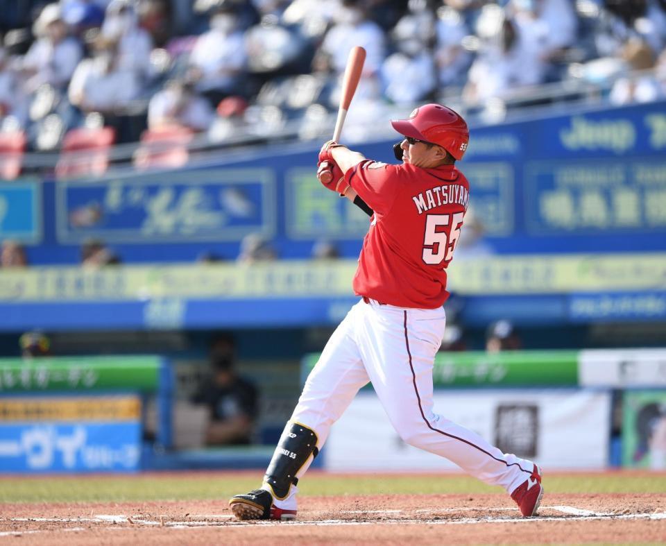 ６回、中越えソロを放つ松山（撮影・開出牧）