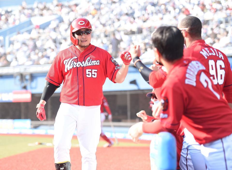 ６回、中越えソロを放ちナインとタッチを交わす松山（撮影・開出牧）