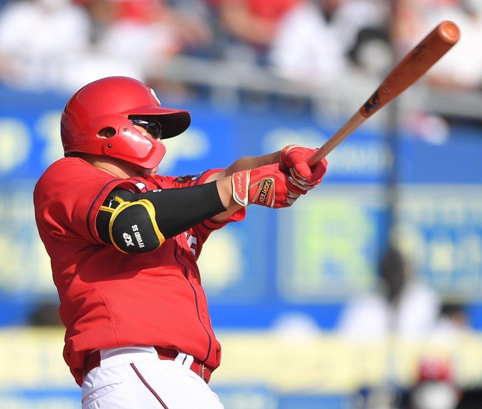 ６回、バックスクリーンへソロを放つ松山（撮影・伊藤笙子）