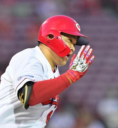 ４回、適時二塁打を放ち懸命に走る広島・林＝マツダスタジアム（撮影・立川洋一郎）