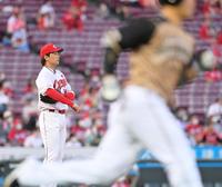 ３回、日本ハム・近藤（右）に２ランを浴び、打球の行方を見つめる広島・大瀬良＝マツダスタジアム（撮影・立川洋一郎）