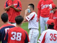 　１軍に合流して円陣の中であいさつをする菊池涼（中央）＝撮影・立川洋一郎