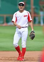 　笑顔でノックを受ける菊池涼（撮影・立川洋一郎）