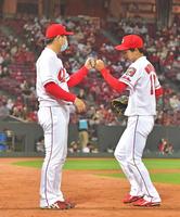 ６回表が終了し、リリーフした森浦（右）を迎える野村（撮影・立川洋一郎）