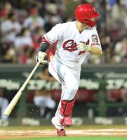 ６回、先制となる適時二塁打を放つ西川（撮影・立川洋一郎）