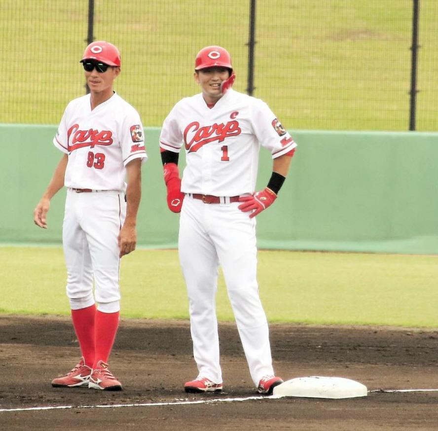 　赤松コーチと談笑する鈴木誠（右）