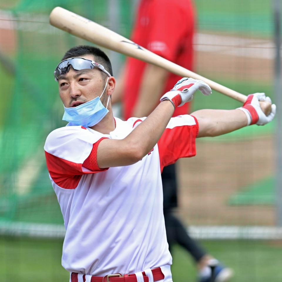 　１軍に合流し打撃練習で汗を流す菊池涼（撮影・立川洋一郎）