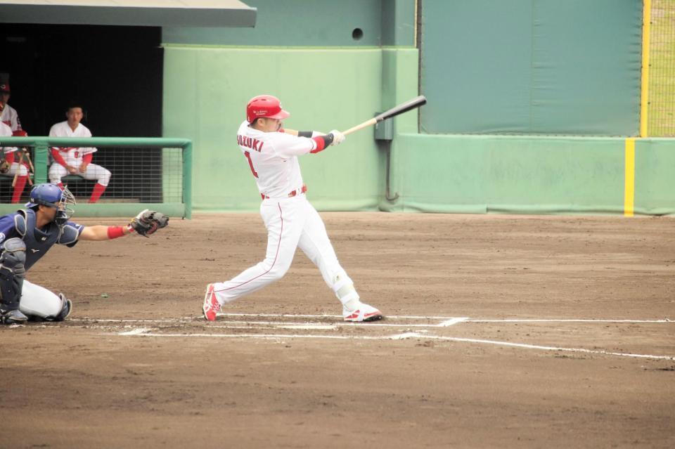 　中前打を放った鈴木誠