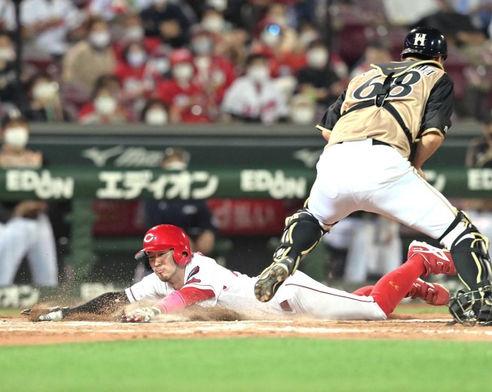 ８回、西川の投ゴロが宮西の野選を誘い、本塁へ突入して生還する三走・菊池涼