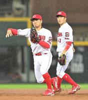 　今季初の二塁で先発した小園（右）は２回に遊撃・田中広とのコンビで併殺を奪う