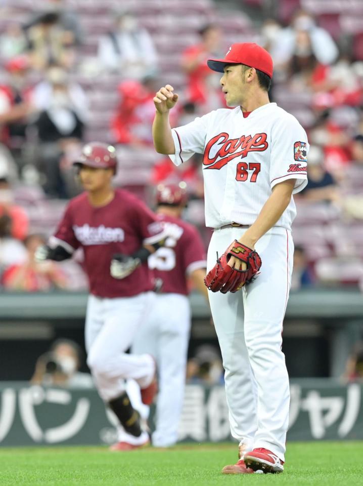 　１回、黒川（左）に３ランを浴びる中村祐（撮影・立川洋一郎）