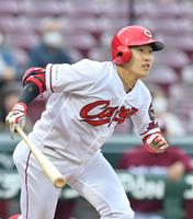 　１回、右翼フェンスを直撃する二塁打を放つ小園（撮影・立川洋一郎）