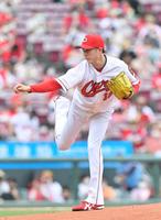 　楽天打線を相手に力投する先発の森下（撮影・立川洋一郎）