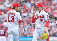 　７回、イニング途中での降板を告げられ、森浦（左）にマウンドを譲る森下（撮影・立川洋一郎）