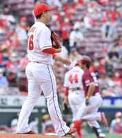 　８回、島内（右）に勝ち越しソロを浴びる塹江（撮影・立川洋一郎）