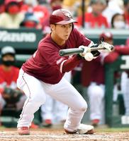 ８回楽天１死二、三塁、村林が投前に２者連続のスクイズを決める＝マツダ