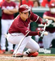 ８回楽天無死満塁、太田が投前にスクイズを決める＝マツダ