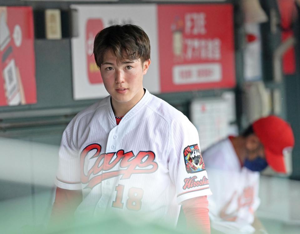 　７回表、楽天の攻撃が終わりベンチ裏に引き揚げる森下（撮影・立川洋一郎）