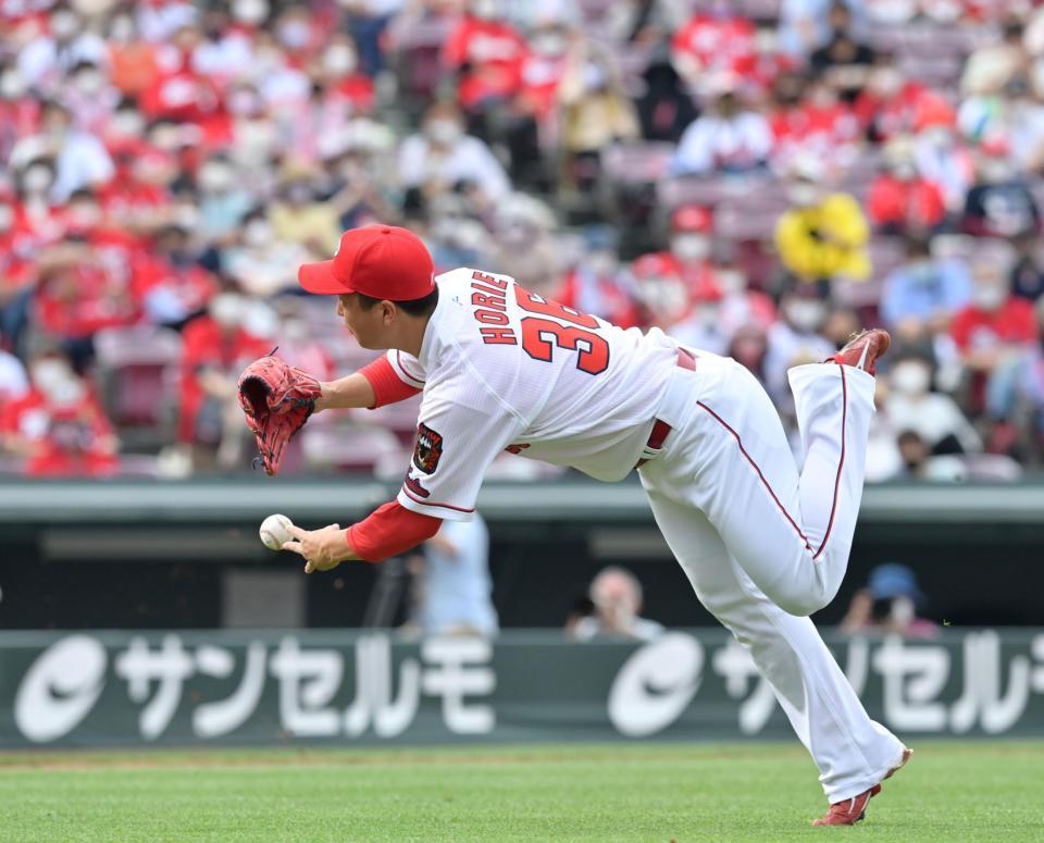　村林のスクイズで、打球を処理した塹江が本塁へ悪送球し、得点を許してしまう